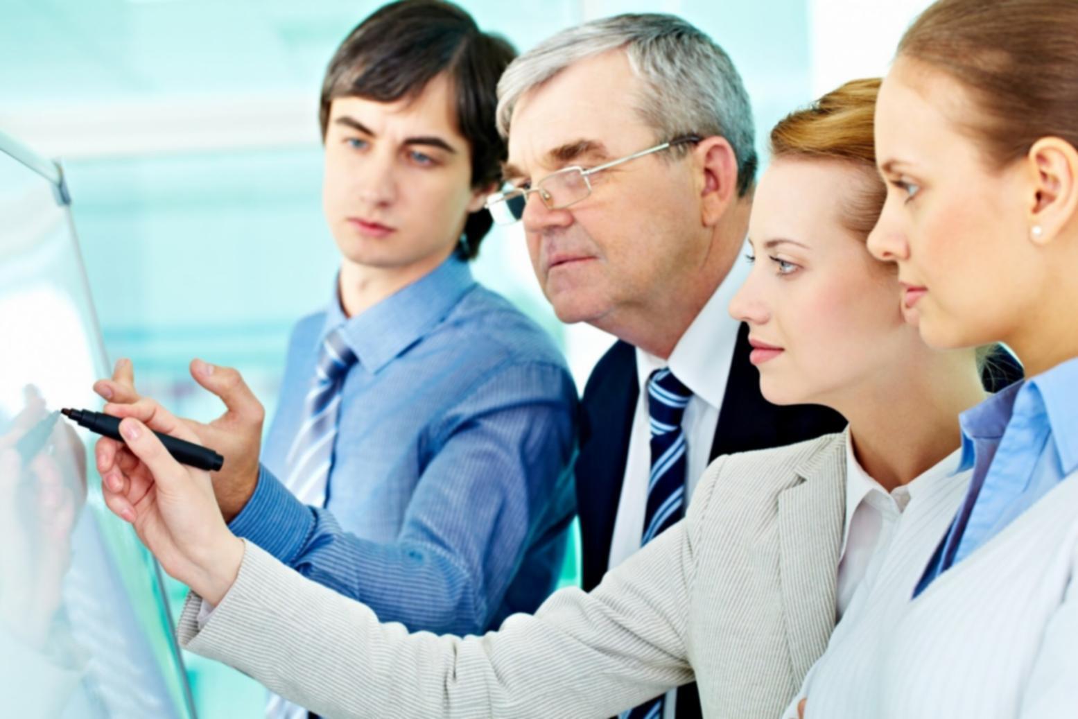 enemiranurioso-Team arbeitet an der Analyse von Budgetabweichungen
